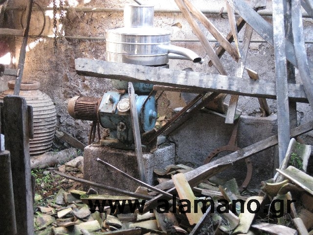 Κάποτε έτρεχε το λάδι, τώρα πέφτουν καδρόνια από την οροφή